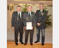 Bild: ker
Schützenmeister Werner Grünthaler (links) und sein Stellvertreter Helmut Sperber (rechts) freuen sich mit dem neuen Ehrenschützenmeister Manfred Rubenbauer.