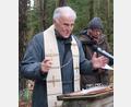 Bild: Hirsch
Pfarrer Joachim Kendzia hielt bei der Andacht die Predigt. Dahinter Marterl-Betreuer Wolfgang Nowak.