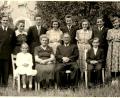 Bild: le
Josef Lehner mit seiner Frau Paula und seinen zehn Kindern. Sitzend von links: Liesbeth (geboren 1942 ), Mutter Paula, Josef Lehner, Alfons (1939). Stehend von links: Hans (1927 ), Emmi, Fred (1932 ), Lotte ( 125 ) Ludwig (1933 ), Hermine, Lothar und Rosa (1936 ).
