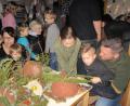 Bild: si
Bei einer Ausstellung zeigen die Kinder ihren Eltern voller Stolz die selbst gebastelten Krippen.