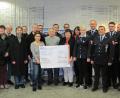 Bild: sei
Filialleiter Theodor Körner (links) übergibt in der Manteler Filiale der Volksbank-Raiffeisenbank Nordoberpfalz an Vereine und Organisationen aus Mantel, Etzenricht und Neunkirchen Spenden von insgesamt 5850 Euro.