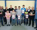 Bild: do
Mit Meisterschaftswimpeln und Pokalen ehrte der Kleintierzuchtverein Speinshart und Umgebung im Züchterheim in Tremmersdorf die Sieger des Zuchtjahres 2018. Unser Bild zeigt die Geehrten mit Vorstand Josef Kaufmann (li) und Ausstellungsleiter Alexander Böhm (re).