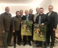Bild: exb
Die Runde präsentiert auch gleich den neuen Kalender „Wald, Wild, Wasser“, den die Jäger mit den Fischern herausgeben. Von links Dr. Günther Baumer, Armin Joscht, Franz Brunner, Josef Wutz, Albert Robold, Walter Faltl, Hans Holler und Alexander Flierl.