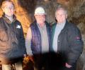 Bild: ohr
Im beengten Versuchsstollen neben dem verfüllten Schacht „Erna“ stellen sich Vorsitzender des Bergknappenvereins Stulln/Schwarzenfeld, Jürgen Ferschl (links) und ehemaliger Bergmann und Ehrenmitglied Hermann Neidl (rechts) mit dem Eigentümer des Grubengeländes, Hans Obendorfer (Mitte), zum Erinnerungsfoto.