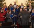 Bild: ohr
Die Kirchenchöre Stulln und Schwarzenfeld unter der Leitung von Dekanatsmusiker Michael Koch (am Pult) setzten mit „Machet die Tore weit“ einen grandiosen Schlusspunkt zum Adventsingen der Pfarreiengemeinschaft in der St. – Barbara – Kirche Stulln.
