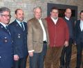 Bild: no
Der fitte Neunziger mit einigen Gratulanten (von links): Andreas Geitner und Georg Graf (Feuerwehr Illschwang), Jubilar Hans Maul, Bürgermeister Dieter Dehling, Pfarrer Thomas Schertel und Raiffeisen-Vorstandsmitglied Erich Übler.