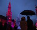 Bild: Francisco Seco/AP/dpa
Menschen bewundern gemeinsam in Brüssel einen geschmückten Weihnachtsbaum auf dem beleuchteten Grand Place.