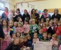 Bild: ohr
Der Kindergarten Stulln spendete an das Kinderpalliativteam Ostbayern am Klinikum St. Marien Amberg den ansehnlichen Betrag von 500 Euro. Der Spendenaufruf zur Martinsfeier erbrachte 300 Euro. Der Elternbeirat legte aus dem Verkaufserlös noch 200 Euro dazu. Im Bild (hinten von rechts) Leiterin Sonja Reitinger und Kinderkrankenschwester Karin Borchers sowie Elternbeiratsmitglieder.