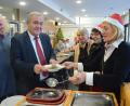 Bild: Kunz
Auch Oberbürgermeister Kurt Seggewiß lässt sich zum Jubiläum der Adventslichtspeisung seine Leberknödelsuppe schmecken. In der Mitte Initiatorin Dr. Renate Freuding-Spintler.