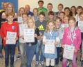 Bild: Heiko Schneider
Die erfolgreichen Sportler bei der Siegerehrung des Kids-Cups 2018 in Kümmersbruck mit den Jugendleitern des BTV-Bezirks Oberpfalz, Harald Kaunz (links) und Christian Betzlbacher (rechts daneben), dem Vorsitzenden des BTV-Bezirks Oberpfalz, Gerd Rucker (hinten, Fünfter von links), und Profi-Triathlet Sebastian Neef (rechts daneben).