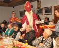 Bild: dob
Der Nikolaus beschenkt die Patienten der BRK-Hauskrankenpflege.