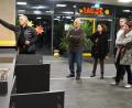 Bild: weu
Architekt Michael Steidl (links) führte gemeinsam mit Schulleiterin Sabine Bauer (Dritte von links) Bürgermeister und Stadträte durch die neue Mensa. Hier beeindruckte besonders die Küchenzeile, in der die Schüler selbst Speisen zubereiten können.