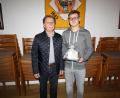 Bild: bjp
Bürgermeister Werner Walberer zeichnet Adrian Szymanek aus.