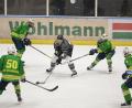 Bild: brü
Der ERSC Amberg (in Schwarz Felix Köbele) tat sich schwer gegen einen starken ESV Waldkirchen, durfte am Ende aber erst nach Verlängerung den 8:7-Erfolg feiern.
