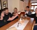 Bild: szl
Das „Hammerer“-Team: Renate Röthner, Stefan Mauerer, Petra Dvoráková, Luca Gleißner und Maike Jäppel stoßen auf ein weiteres Zoigl-Wochenende an.