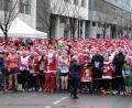 Bild: esa
Beim Stadtlauf "Corrida de Noël" nehmen rund 12.000 Sportler teil. Darunter auch Markus Schreiner aus Weiden (vorne links, grünes Shirt).