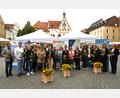 Bild:  Simon Hauck, Stadt Amberg
Oberbürgermeister Michael Fritz (Achter von links) eröffnete die Infomeile Demenz am Amberger Marktplatz. Regionale Fachstellen informierten dort gebündelt über ihre Angebote.