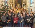 Bild: soj
Die Fichtelgebirgskapelle Ebnath stimmte am vierten Adventssonntag die Besucher auf das Weihnachtsfest ein. Pfarrer Pater Anish George (v.li) dankte den Musikern für ihr Engagement.