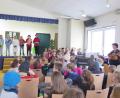 Bild: jzk
„Hightech allemal, schnelles Internet zum Weihnachtsmann ans Bett“, singt der Schulchor während des Weihnachtsmusicals der Grundschule.