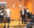 Bild: R. Kreuzer
Über eine stimmungsvolle Waldweihnacht beim Vereinsheim am Schießlweiher freut sich nicht zuletzt BVS-Vorsitzende Sabine Birner (Sechste von rechts).