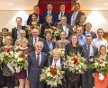 Bild: exb
IGZ-Geschäftsführer Johann Zrenner (links), Alfred Meyer (Zweiter von links), Christian Mattes (rechts) und Bereichsleiter Stefan Wittmann (Zweiter von rechts) gratulieren den Jubilaren. Zudem verabschieden sie Johann Gleich (vorne, Mitte) in den verdienten Ruhestand. Mit auf dem Bild sind die Partner der Geehrten.