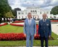 Bild: Petra Brenner
Reiner Gäbl (links) aus Eslarn und Hans Deyerl aus Oberviechtach freuen sich über die persönliche Einladung des Bundespräsidenten zum Bürgerfest in der Villa Hammerschmidt in Bonn.