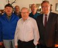 Bild: sck
Geburtstagsrunde bei Friedrich Brütting (von links): Christian Schatz (Flembach-Kickers), Georg Büttner (Haus- und Grundbesitzerverein Auerbach), der Jubilar mit Sohn Willi und Zweiter Bürgermeister Herbert Lehner.