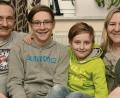 Bild: Petra Hartl
Birgit und Christian Färber mit ihren beiden Festtagskindern: Torben kam als Frühchen am 24. Dezember 2002 zur Welt, sein jüngerer Bruder Loris an Heilig-Drei-König. Eigentlich hatten die Eltern für ihren Erstgeborenen Noah oder Clemens als Name ins Auge gefasst, aber da er sich als Frühchen ins Leben kämpfen musste, nannten sie ihn Torben. Der Name ist in Skandinavien sehr beliebt und wird häufig mit Kämpfer ins Deutsche übersetzt.