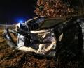 Bild: Hösamer
Der Fahrer dieses Wagens geriet nach rechts von der Autobahn ab. Der Kombi walzte einen Wildschutzzaun nieder, überschlug sich, und blieb schließlich auf der Beifahrerseite liegen.