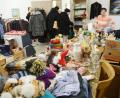 Bild: Gabi Schönberger
Die Tafel in Weiden bietet nicht nur Essensausgabe, sondern auch eine Wärmestube und einen Flohmarkt. Während die Aufwärmgelegenheit nur wenige nutzen, sind Klamotten und Geschirr sehr begehrt.