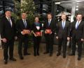 Bild: mez
Vorstand Thomas Keck (links), Vorstandssprecher Joachim Geyer und Vorstand Robert Haubner (von rechts) ehren Florian Bayer, Simone Franke und Matthias Fütterer (Zweiter, Dritte und Vierter von links).