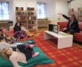 Bild: cog
Bürgermeister Michael Göth stimmt die Kinder in der Stadtbibliothek mit dem Märchen "Das Tannenbäumchen" auf Weihnachten ein