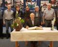 Bild: gi
Bürgermeister Hermann Ach (rechts) gratuliert und ehrt den Bayerischen Fotomeister 2018 Max Striegl mit einem Eintrag ins Goldene Buch. Er wird begleitet von seiner Familie und den drei Vorsitzenden des Fotoclubs Pleystein.