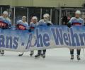 Bild: gb
Danke Fans – Frohe Weihnachten: Nach dem Derbysieg gegen die Selber Wölfe bedankten sich die Blue Devils beim Publikum.