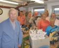 Bild: u
Die Holzwerkgruppe des BRK-Seniorenheims St. Barbara erfüllt den Weihnachtswunsch des Katholischen Frauenbunds und fertigt 100 Holzengel (von links): Richard Nagler, Anton Pirzer, Irmgard Müller, Josef Kohl, Julia Wenzl, Maria Maier, Gisela Witt und Pflegedienstleiterin Patricia Kugler.