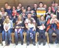 Bild: no
Die Eltern mit ihren Neugeborenen im Feuerwehrhaus, gemeinsam mit den beiden Bürgermeistern Dieter Dehling (hinten, Dritter von rechts, verdeckt) und Benjamin Hiltl.(hinten Zweiter von rechts).