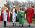 Bild: Petra Hartl
Sie haben diesmal einen weiten Weg als Sternsinger vor sich: Moritz Riedl und Lisa Brunner aus Rothenstadt sowie Leonie Winterl und Max Herrmann aus Etzenricht (von links) reisen zur Bundeskanzlerin nach Berlin.