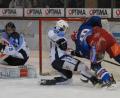 Bild: gb
Am Freitag gastieren die Blue Devils bei Schlusslicht EHC Waldkraiburg und am Sonntag um 18.30 Uhr steigt in der Hans-Schröpf-Arena das Derby gegen die Selber Wölfe. Das letzte Match in Selb (Szene mit Goalie Johannes Wiedemann, Matt Abercrombie und dem Selber Lanny Gare, von links) gewannen die Weidener Anfang Dezember mit 8:5.