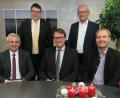 Bild: Hirsch
Die beiden Bürgermeister Thomas Falter und Harald Bemmerl (stehend von links) stellten den neuen Geschäftsstellenleiter der Verwaltungsgemeinschaft Wackersdorf, Daniel Fendl (sitzend links), und den neuen Hauptamtsleiter Reinhard Schuß (sitzend Mitte) vor. Rechts Personalrat Armin Kellermann.