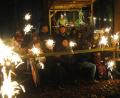 Bild: gfr
Unzählige Wunderkerzen und das gemeinsam gesungene „Stille Nacht“ machen die Sorghofer Waldweihnacht, leider ohne Schnee, aber glücklicherweise auch ohne Regen, zu einem besinnlichen Erlebnis.