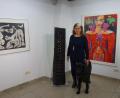 Bild: wsu
Marianne Schönsteiner-Mehr vom Kuntskabinett fühlt sich in ihrer aktuellen Ausstellung ein wenig wie im eigenen Wohnzimmer. Dazu passt auch ihr Hund.