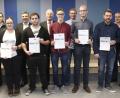 Bild: Hirsch
Die Vertreter aus Schule, Politik und Handwerk ehrten die besten Absolventen. Von links (mit Urkunde): Fabian Rockinger, Michaela Böhm, Sebastian Kölbl, Stefan Becher-Köppl, Christian Schrott und Maximilian Kehrer.