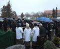 Bild: bö
Emotional ist der Abschied von Sepp Lobenhofer, dem langjährigen Leiter der Blaskapelle St. Ägidius: Etwa 1000 Menschen, darunter mehr als 100 Musiker, geben ihm in Schwarzenfeld das letzte Geleit.