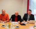 Bild: stg
Die Verantwortlichen der Neue Energien West eG - v.l. Wolfgang Haberberger, Helmuth Wächter, Udo Greim und Bernhard Schmidt - wehren sich gegen die Attacken der Windkaft-Gegner, die sich in einer Bürgerinitiative zusammengeschlossen haben.