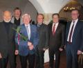 Bild: fg
Dem fleißigsten Sitzungszuhörer Erwin Hausmann (Dritter von links) gratulieren (von links): stellvertretender Fraktionssprecher Günther Amann (SPD), Fraktionssprecher Günther Schuster (FW), Hans-Jürgen Schönberger (CSU), Dritter Bürgermeister Peter Leitsoni und Bürgermeister Hermann Falk