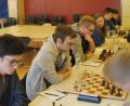 Bild: sts
Die erste Jugendmannschaft des Schachklubs Schwandorf in der Bayernliga noch hoffnungsvoll im Duell gegen München Südost.