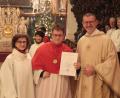 Bild: exb
Kevin Blay ist nun seit 15 Jahren ein treuer und zuverlässiger Diener am Altar. Dafür erhielt er an diesem Abend die „goldene“ Miniplakette und eine Ehrenurkunde.