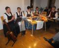 Bild: ibj
Die Birgländer Stubenmusik und ihre Sängerinnen bereichern die besinnliche Stunde der evangelischen Kirchengemeinde.