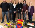 Bild: no
Elternbeirat und Förderverein leeren in der Kita St. Vitus einen Sack voll Spielsachen aus. Von links bei der Übergabe Benjamin Günsche, Andreas Fuchs, Sabrina Stippe, Sabrina Bauer, Regine Pesold und Petra Luber.