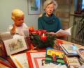 Bild: bl
Maria Hirsch aus Wernberg-Köblitz kann auf eine stattliche Sammlung von Geschichten und Gedichten aus der eigenen Feder zurückgreifen. Eine ihrer ersten Geschichten handelt von Puppe Gisela (links), die sie an Weihnachten 1948 geschenkt bekam.